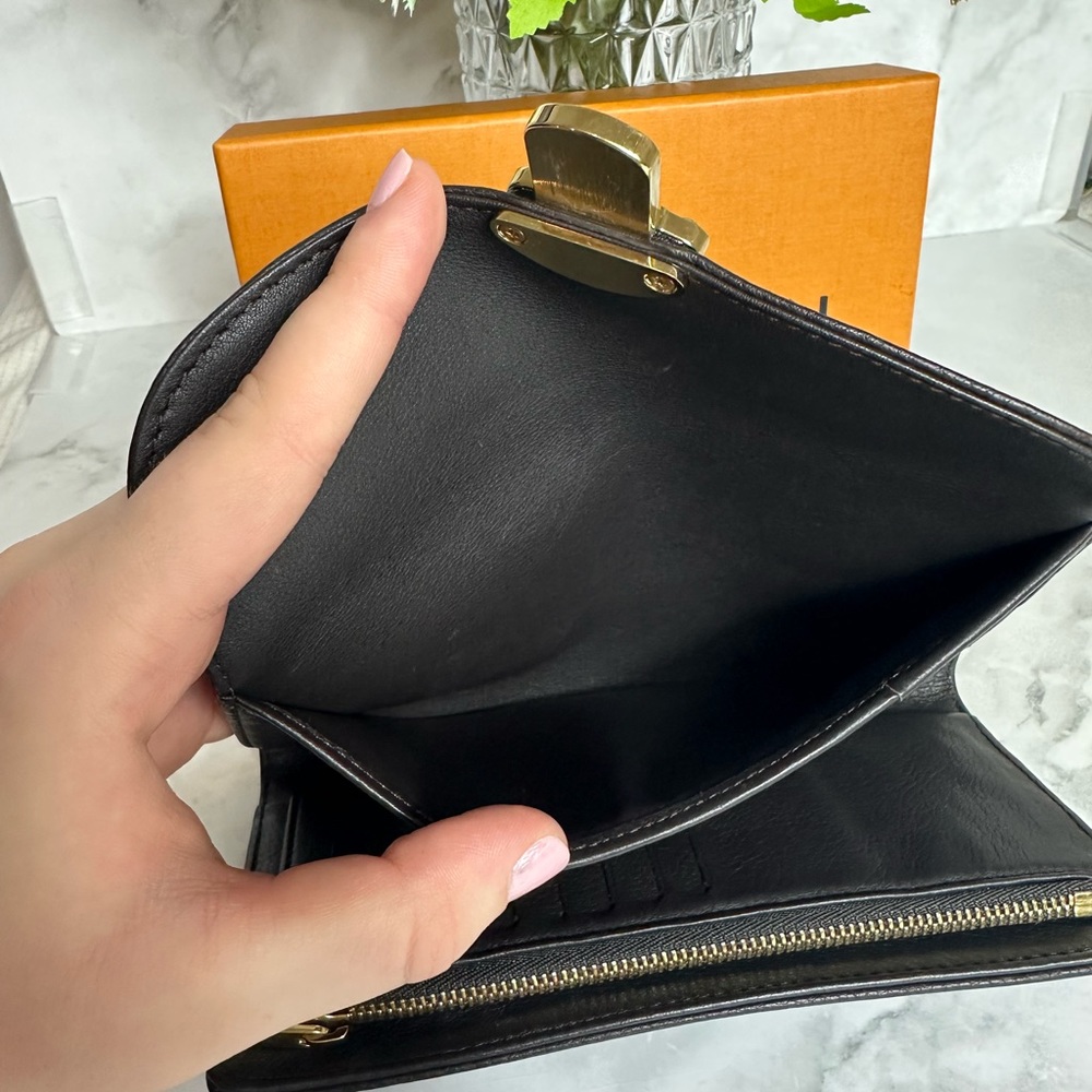 🔥 LOUIS VUITTON MAHINA LEATHER BLACK AMELIA WALLET🔥 - Picture 9 of 11